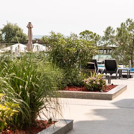 Ambient In Infinity Pool & Spa-parking