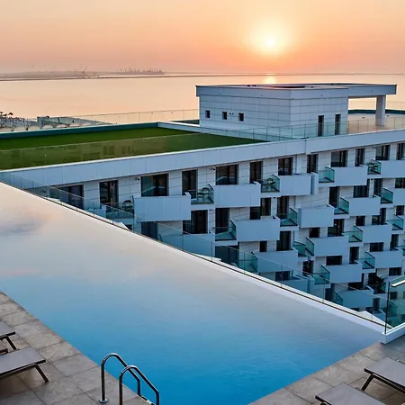 Ambient In Infinity Pool &