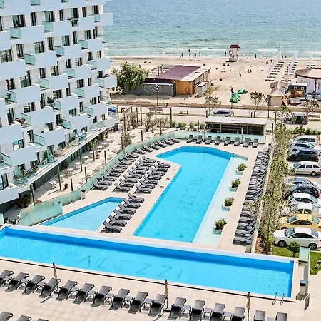 Ambient In Infinity Pool & * Mamaia