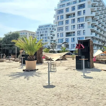 Ambient In Infinity Pool & * Mamaia