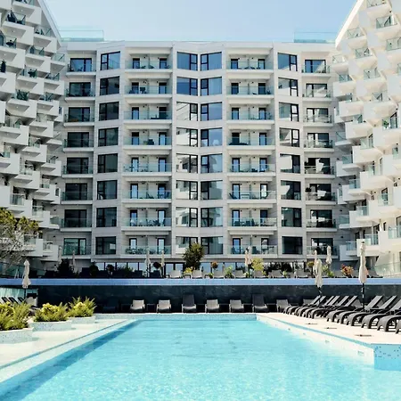 Ambient In Infinity Pool & Apartment Mamaia