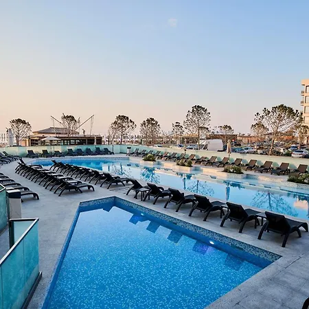 Ambient In Infinity Pool & Apartment Mamaia